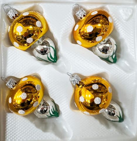 ⁨Bombki szklane grzybki 4 sztuki Ręcznie zdobione. Produkt polski (złoty)⁩ w sklepie Wasserman.eu