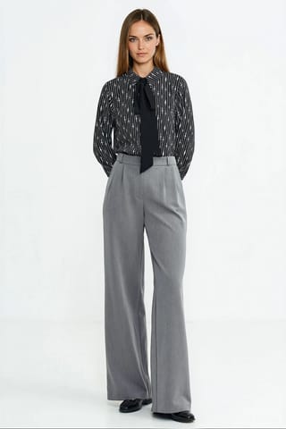 ⁨Spodnie z zakładkami, wide leg - szary - SD128 (kolor szary, rozmiar 36)⁩ w sklepie Wasserman.eu