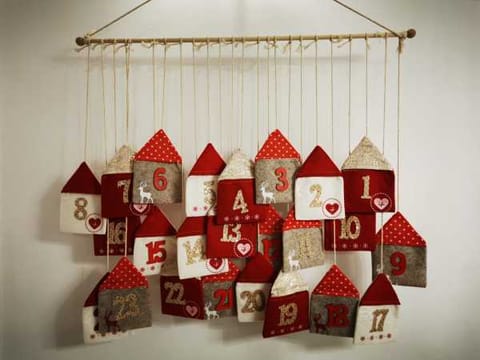 ⁨Kalendarz adwentowy czerwony domki na sznurku 70 x 60 cm⁩ w sklepie Wasserman.eu