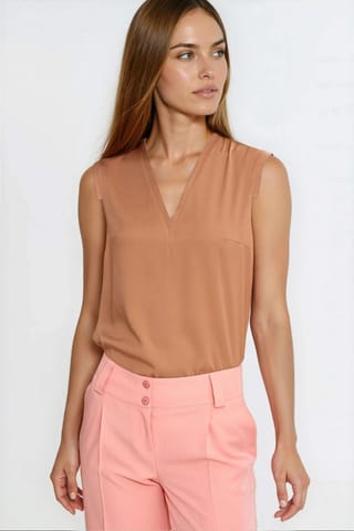 ⁨Bluzka bez rękawów, z dekoltem V - karmelowy - B213 (kolor karmel, rozmiar 42)⁩ w sklepie Wasserman.eu