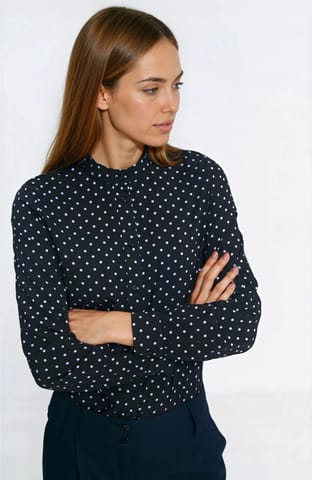 ⁨Czarna bluzka na stójce w groszki - B208 (kolor czarny, rozmiar 34)⁩ w sklepie Wasserman.eu