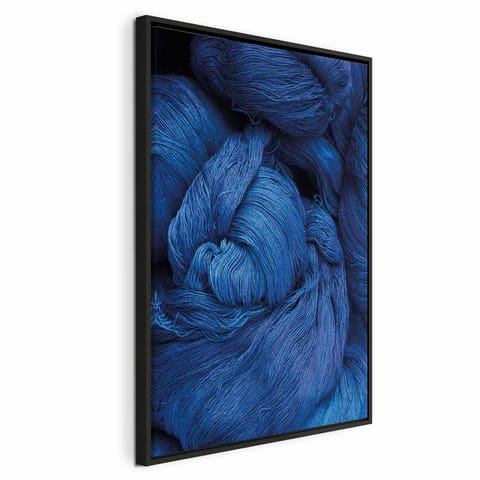 ⁨Obraz - Niebieska włóczka (1-częściowy) pionowy (rozmiar 60x90, wykończenie W ramie drewnianej czarnej)⁩ w sklepie Wasserman.eu