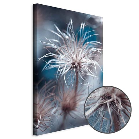 ⁨Obraz - Roślina w błękitach (1-częściowy) pionowy (rozmiar 80x120, wykończenie Premium Print)⁩ w sklepie Wasserman.eu