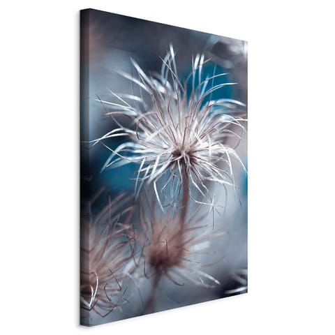 ⁨Obraz - Roślina w błękitach (1-częściowy) pionowy (rozmiar 80x120, wykończenie Standard)⁩ w sklepie Wasserman.eu