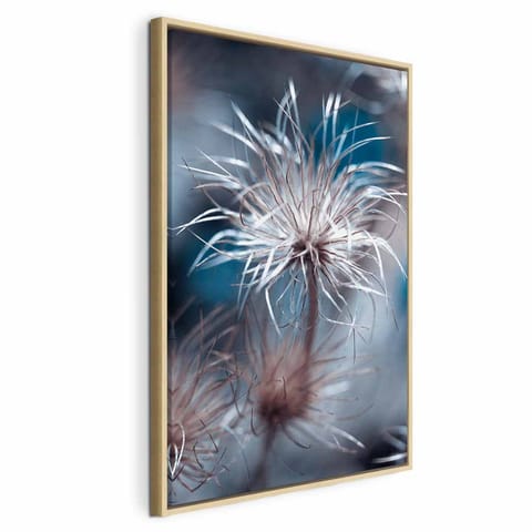 ⁨Obraz - Roślina w błękitach (1-częściowy) pionowy (rozmiar 40x60, wykończenie W ramie drewnianej naturalnej)⁩ w sklepie Wasserman.eu