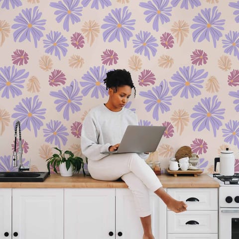 ⁨Tapeta - Latające kwiatuszki - Drobne - unoszące się na wietrze kwiatki w trzech kolorach - na jasnym tle (rozmiar 50x1000, wykończenie Wodoodporna)⁩ w sklepie Wasserman.eu