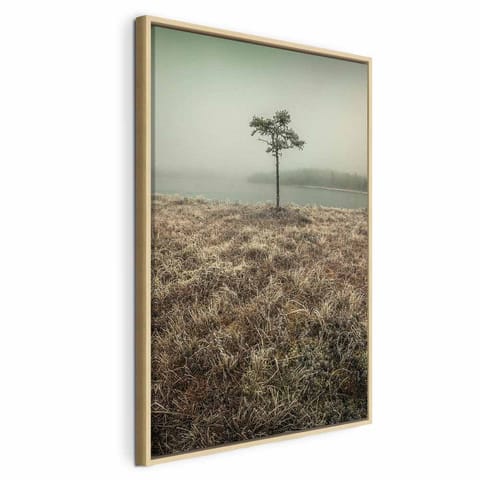 ⁨Obraz - Nad brzegiem jeziora (1-częściowy) pionowy (rozmiar 60x90, wykończenie W ramie drewnianej naturalnej)⁩ w sklepie Wasserman.eu