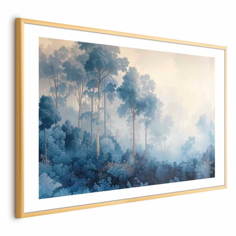 ⁨Plakat - Lasek w mglistych odcieniach błękitu (rozmiar 90x60, wykończenie Rama złota z marginesem)⁩ w sklepie Wasserman.eu