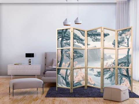 ⁨Parawan japoński - Górzyste wybrzeże z drzewami i skałami - w lekkich pastelowych błękitach (rozmiar 225x172, wykończenie )⁩ w sklepie Wasserman.eu