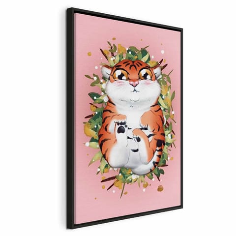 ⁨Obraz - Tygrysek na trawie (1-częściowy) pionowy (rozmiar 80x120, wykończenie W ramie drewnianej czarnej)⁩ w sklepie Wasserman.eu