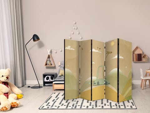 ⁨Parawan - Rozmarzona podróżniczka - żyrafa jadąca autem w piękny słoneczny dzień (rozmiar 225x172, wykończenie Akustyczny)⁩ w sklepie Wasserman.eu