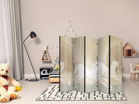 ⁨Parawan - Księżycowe rumaki - konie galopujące wśród drzew w gwieździstą noc (rozmiar 225x172, wykończenie Akustyczny)⁩ w sklepie Wasserman.eu