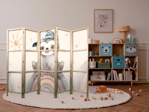 ⁨Parawan japoński - Szczęśliwy leniwiec - Leniwiec w stonowanych kolorach - w czapce z daszkiem - siedzący na tęczy wśród gwiazdek (rozmiar 225x172, wykończenie )⁩ w sklepie Wasserman.eu