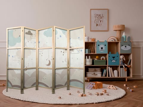 ⁨Parawan japoński - Pochmurne nocne niebo - Księżyce w brązach i beżach pośród licznych chmur oraz gwiazdek na jasnym tle (rozmiar 225x172, wykończenie )⁩ w sklepie Wasserman.eu