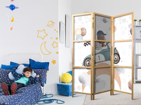 ⁨Parawan japoński - Galaktyczne zawody - Miś biorący udział w wyścigach samochodowych pośród planet - chmur i gwiazd w pastelowej kolorystyce (rozmiar 135x172, wykończenie )⁩ w sklepie Wasserman.eu