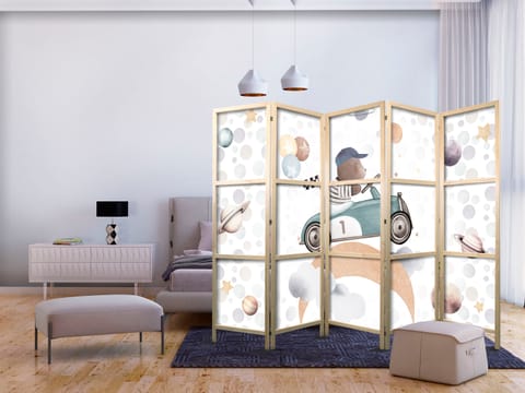 ⁨Parawan japoński - Galaktyczne zawody - Miś biorący udział w wyścigach samochodowych pośród planet - chmur i gwiazd w pastelowej kolorystyce (rozmiar 225x172, wykończenie )⁩ w sklepie Wasserman.eu