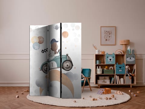 ⁨Parawan - Galaktyczne zawody - Miś biorący udział w wyścigach samochodowych pośród planet - chmur i gwiazd w pastelowej kolorystyce (rozmiar 135x172, wykończenie Jednostronny)⁩ w sklepie Wasserman.eu