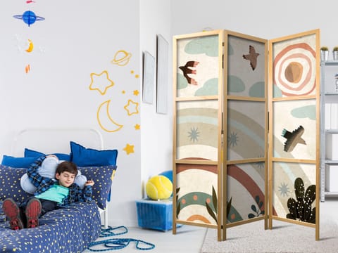 ⁨Parawan japoński - Słońce ponad tęczą - Ptaki w stonowanej kolorystyce - latające wśród chmur ponad tęczą i roślinnością na jasno-beżowym tle (rozmiar 135x172, wykończenie )⁩ w sklepie Wasserman.eu