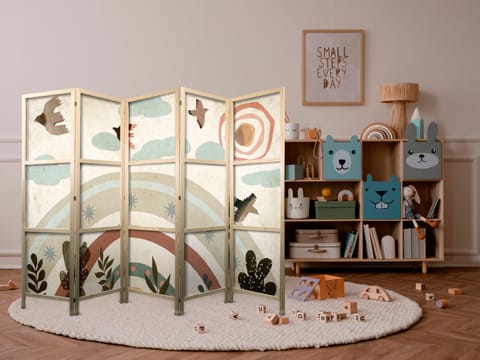 ⁨Parawan japoński - Słońce ponad tęczą - Ptaki w stonowanej kolorystyce - latające wśród chmur ponad tęczą i roślinnością na jasno-beżowym tle (rozmiar 225x172, wykończenie )⁩ w sklepie Wasserman.eu