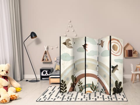 ⁨Parawan - Słońce ponad tęczą - Ptaki w stonowanej kolorystyce - latające wśród chmur ponad tęczą i roślinnością na jasno-beżowym tle (rozmiar 225x172, wykończenie Dwustronny)⁩ w sklepie Wasserman.eu