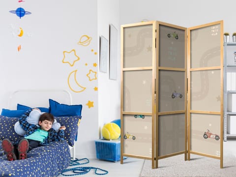 ⁨Parawan japoński - Wyścig - kolorowe autka na drodze na beżowym tle w gwiazdki (rozmiar 135x172, wykończenie )⁩ w sklepie Wasserman.eu