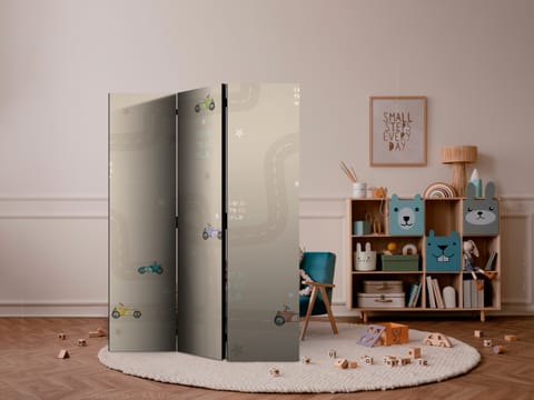 ⁨Parawan - Wyścig - kolorowe autka na drodze na beżowym tle w gwiazdki (rozmiar 135x172, wykończenie Jednostronny)⁩ w sklepie Wasserman.eu