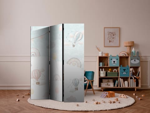 ⁨Parawan - Balony na niebie - Balony w pastelowych barwach latające po zachmurzonym niebie - wśród tęczy i gwiazd (rozmiar 135x172, wykończenie Jednostronny)⁩ w sklepie Wasserman.eu