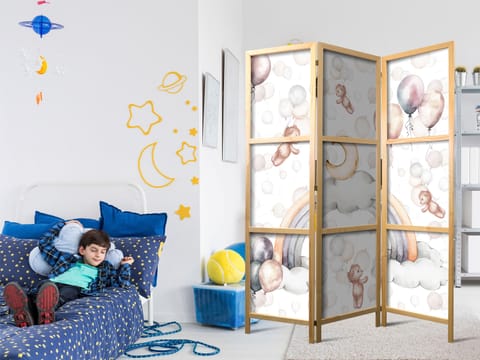 ⁨Parawan japoński - Pluszowe misie z balonikami - Latające jasno-brązowe misie pośród balonów - chmur i tęczy w stonowanej - pastelowej kolorystyce (rozmiar 135x172, wykończenie )⁩ w sklepie Wasserman.eu