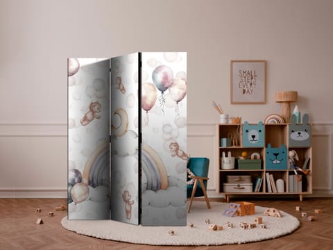 ⁨Parawan - Pluszowe misie z balonikami - Latające jasno-brązowe misie pośród balonów - chmur i tęczy w stonowanej - pastelowej kolorystyce (rozmiar 135x172, wykończenie Jednostronny)⁩ w sklepie Wasserman.eu