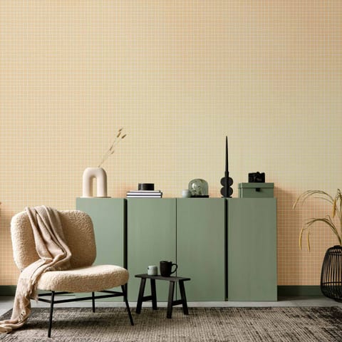 ⁨Tapeta - Falujące linie - kremowa kratka na szumiącym pastelowym tle (rozmiar 50x1000, wykończenie Standard)⁩ w sklepie Wasserman.eu