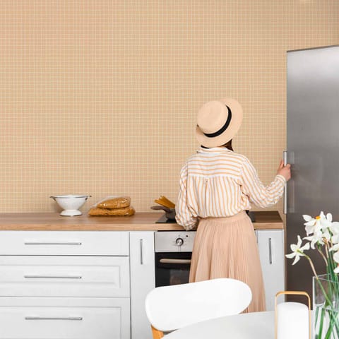 ⁨Tapeta - Falujące linie - kremowa kratka na szumiącym pastelowym tle (rozmiar 50x1000, wykończenie Wodoodporna)⁩ w sklepie Wasserman.eu