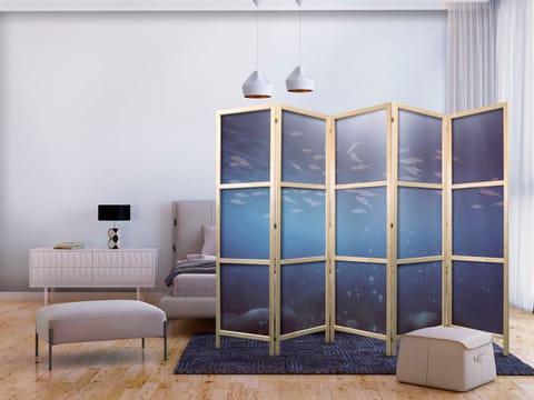 ⁨Parawan japoński - Ławica małych rybek - Rozświetlona oceaniczna toń w barwach granatu. fioletu i szarości z ławicą drobnych rybek (rozmiar 225x172, wykończenie )⁩ w sklepie Wasserman.eu