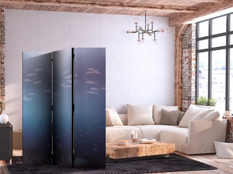 ⁨Parawan - Ławica małych rybek - Rozświetlona oceaniczna toń w barwach granatu fioletu i szarości z ławicą drobnych rybek (rozmiar 135x172, wykończenie Jednostronny)⁩ w sklepie Wasserman.eu