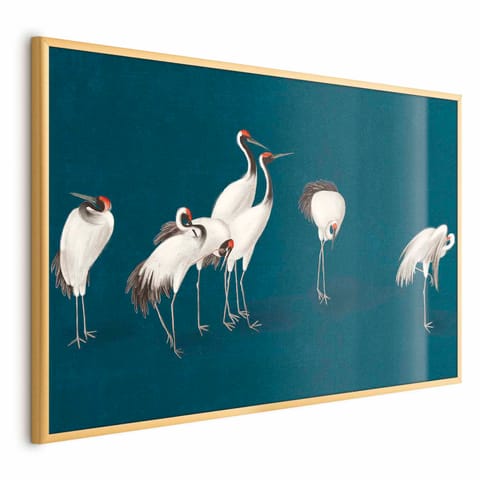 ⁨Plakat - Wieczór nad stawem - grupa żurawi narysowana suchą pastelą; na ciemno-turkusowym tle (rozmiar 90x60, wykończenie Rama złota)⁩ w sklepie Wasserman.eu