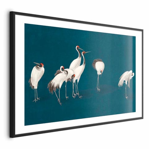 ⁨Plakat - Wieczór nad stawem - grupa żurawi narysowana suchą pastelą; na ciemno-turkusowym tle (rozmiar 90x60, wykończenie Rama czarna z marginesem)⁩ w sklepie Wasserman.eu