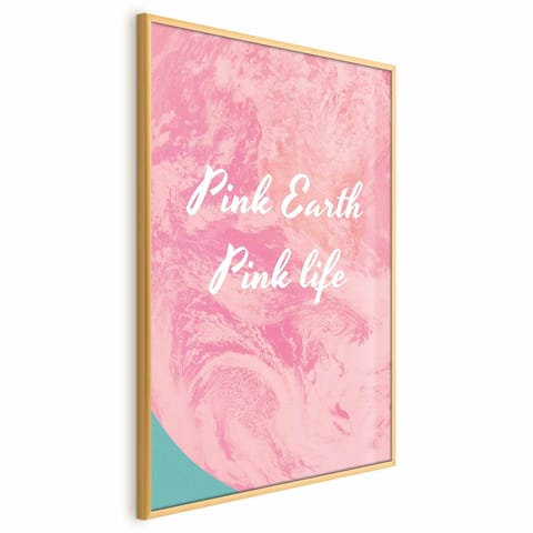 ⁨Plakat - Pink Earth, Pink Life (rozmiar 21x30, wykończenie Rama złota)⁩ w sklepie Wasserman.eu