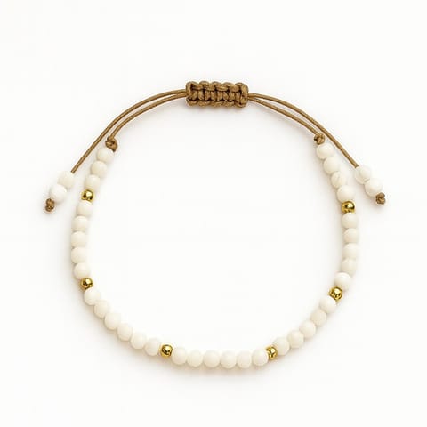 ⁨Bransoletka na rękę stal chirurgiczna pozłacana 14k złotem, biała na sznurku regulowana BST1567⁩ w sklepie Wasserman.eu