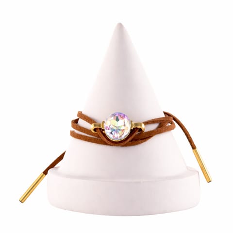 ⁨Bransoletka zamszowy rzemyk ze średnim, owalnym kryształem Primero (B24/LAT/80/1AU)⁩ w sklepie Wasserman.eu