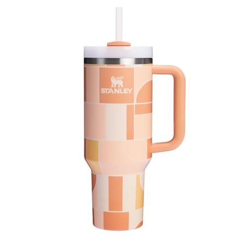 ⁨Kubek Termiczny Stanley Quencher H2.O FlowState 1.18L Apricot Court Geo⁩ w sklepie Wasserman.eu