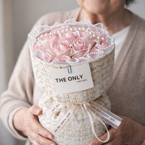 ⁨Bukiet zapachowych kwiatów mydlanych w pudełku na prezent, świecące LED BUK22⁩ w sklepie Wasserman.eu