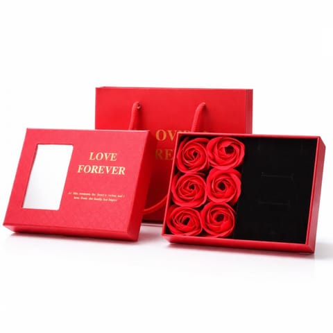 ⁨Pudełeczko na biżuterie z 6 szt. zapachowych róż mydlanych, czerwone na prezent BUK28CZE⁩ w sklepie Wasserman.eu