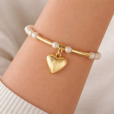 ⁨Bransoletka z satynowych perełek z zawieszką w kształcie pękatego serduszka (B25/KOR/92/1AU)⁩ w sklepie Wasserman.eu