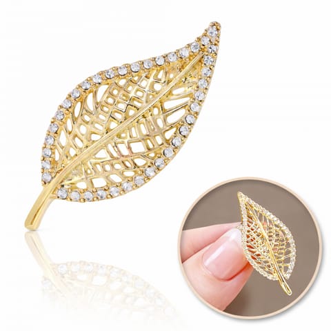 ⁨Broszka ozdobna - złoty liść z cyrkoniami BZ212⁩ w sklepie Wasserman.eu