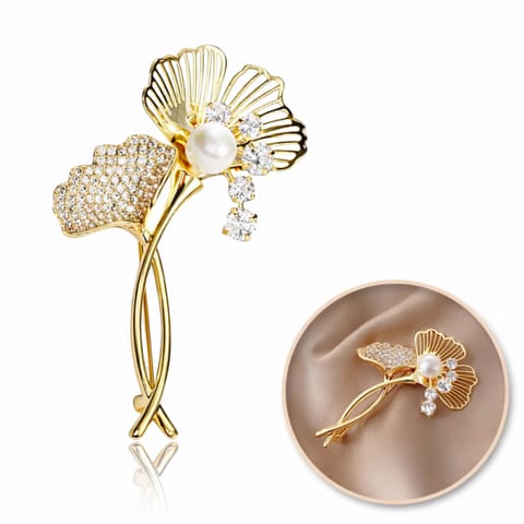 ⁨Broszka ozdobna - miłorząb z cyrkoniami i perłą BZ215⁩ w sklepie Wasserman.eu