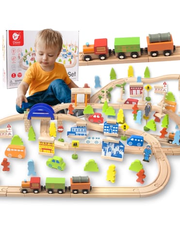 ⁨CLASSIC WORLD Zestaw Kolejka Tor Drewniany Pociąg + Figurki 110 el.⁩ w sklepie Wasserman.eu