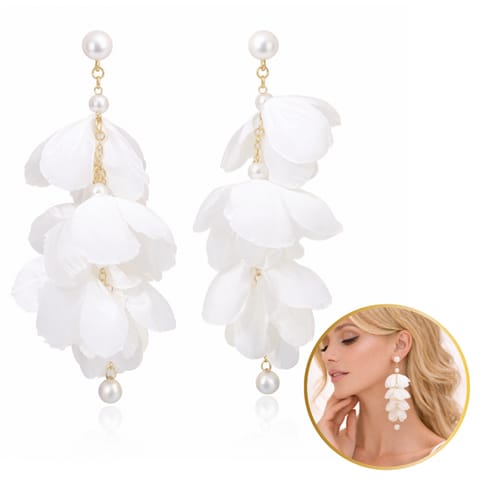 ⁨Kolczyki wiszące, efektowne tiulowe z perełkami, białe sztyft K1724⁩ w sklepie Wasserman.eu