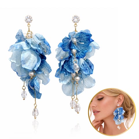 ⁨Kolczyki wiszące, efektowne tiulowe z kryształkami, niebieskie ombre sztyft K1729⁩ w sklepie Wasserman.eu