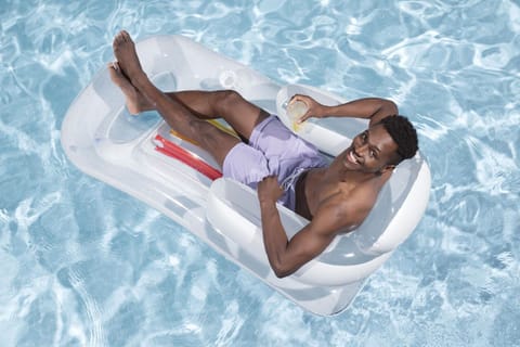 ⁨Dmuchany Materac do pływania Leżak Biały BESTWAY 161x84cm + Oparcie⁩ w sklepie Wasserman.eu