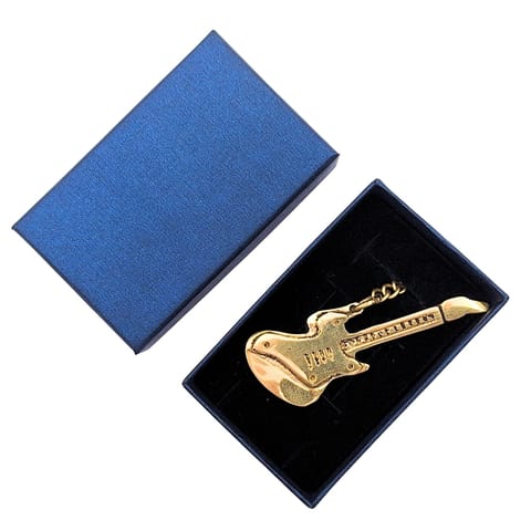 ⁨Mosiężny Brelok do Kluczy Gitara w Eleganckim Pudełku – Prezent dla Gitarzysty - KRT21A⁩ w sklepie Wasserman.eu