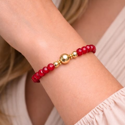 ⁨Bransoletka z czerwonych koralików i złotych kulek (B25/KOR/105AU)⁩ w sklepie Wasserman.eu